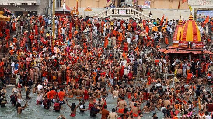 Devotos en el río Ganges durante el festival hindú de Kumbhamela, en Ahridwar (12.04.2021)
