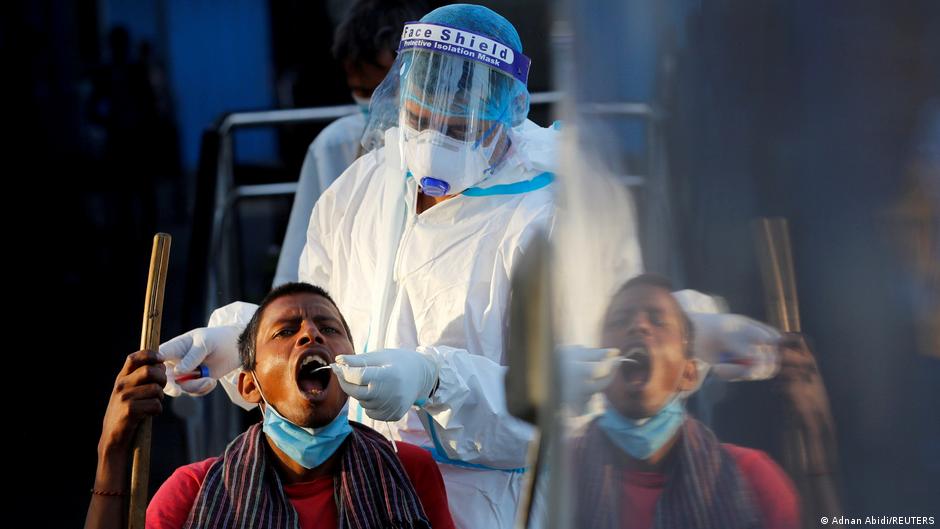 TABLEAU | Bildergalerie Indien Coronavirus | Neu Delhi, Test für Obdachlose