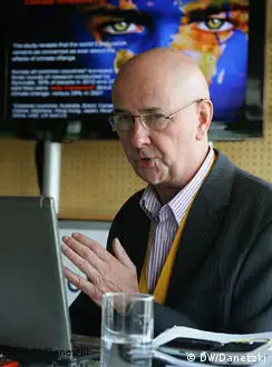 Steve Garton vom Marktforschungsinstitut Synovate beim Pressegespräch am 21. Juni 2010.