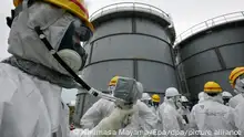 07/11/2013 epa03939539 Tokyo Electric Power Corp.'s official is measuring radiation at H4 tank area, where radioactive water leaked from storage tank in August ,at Tokyo Electric Power Corp.'s Fukushima Daiichi Nuclear Power Plant in Okuma, Fukushima Prefecture, northeast of Tokyo, Japan, 07 November 2013. Reports state that the spent fuel will be removed next week for temporary storage inside the nuclear power plant. Two experts from the International Atomic Energy Agency (IAEA) on 07 November 2013 began surveying radiation levels off the Japanese coast near the crippled Fukushima nuclear plant, amid growing fears of sea contamination. EPA/KIMIMASA MAYAMA/POOL ++ +++ dpa-Bildfunk +++
