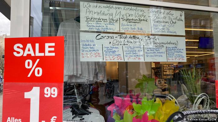 Магазин за дрехи в Берлин се опитва да се отърве от сезонна стока
