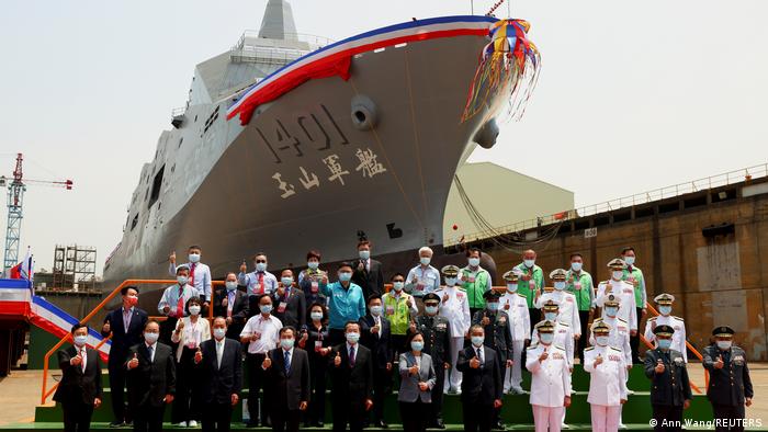 Presiden Taiwan Tsai Ing-wen berfoto di depan kapal Yushan