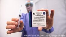 30.03.2021
March 30, 2021, Buenos Aires, Argentina: In this photo illustration, a man is seen holding a Sputnik V vaccine box and a syringe Buenos Aires Argentina - ZUMAs197 20210330_zaa_s197_309 Copyright: xCarolxSmiljanx 