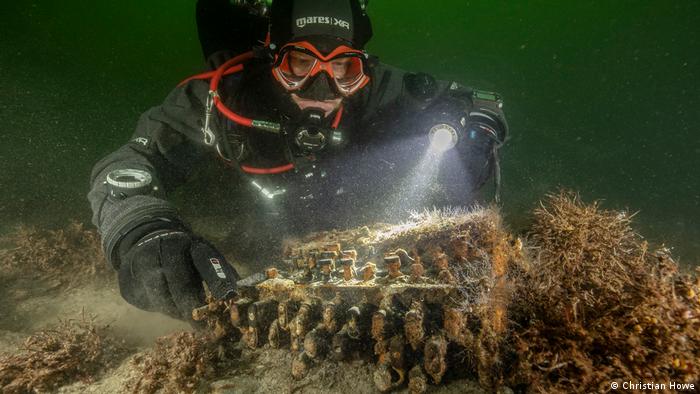 Forschungstaucher Dr. Florian Huber unter Wasser bei einem Fund.