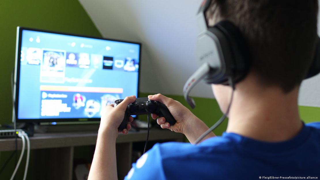 Jako puno tinejdžera veliki dio slobodnog vremena provodi u igricama pred kompjuterom