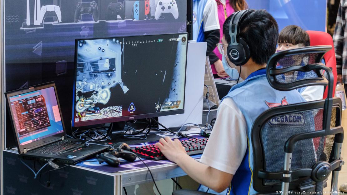 Los "gamers" viven su pasión frente a la pantalla, pero también realizan gastos en las plataformas que son superiores por unidad a los de otras formas de entretenimiento. Los "gamers" viven su pasión frente a la pantalla, pero también realizan gastos en las plataformas que son superiores por unidad a los de otras formas de entretenimiento.