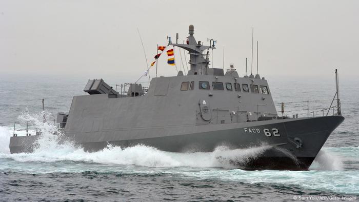 Taiwan | Un barco de la clase Kuang Hua VI de diseño local de la marina taiwanesa participa en un simulacro frente a Tsoying, el principal puerto naval de la isla.