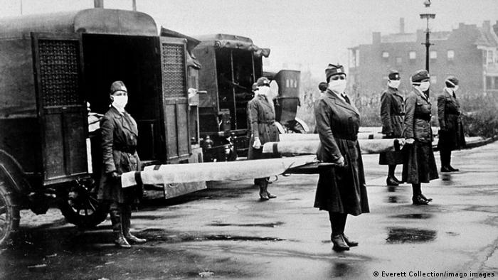 Enfermeras enmascaradas de la Cruz Roja Nacional de EE.UU. con camillas en el simulacro de ambulancias para el tratamiento de los casos graves de gripe que desbordaron los hospitales en el invierno de 1918-19. 