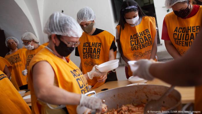Voluntarios preparan alimentos para los necesitados en Brasil.