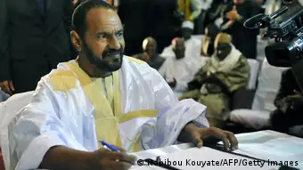 Sidi Brahim Ould Sidati, membre du Mouvement arabe de l'Azawad signe une version amendée de l'Accord d'Alger (Archives - Bamako, 20.06.2015)