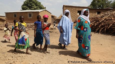 Des femmes dans un village près de Bamako en 2021