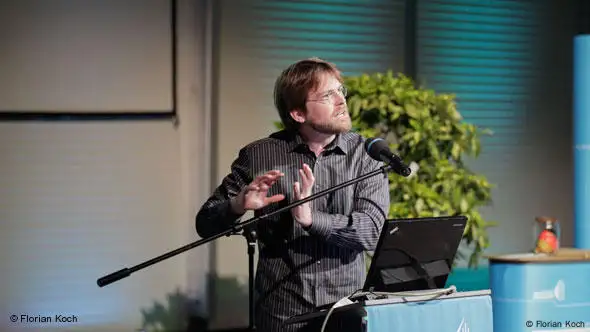 Der Science-Slam Preisträger Martin Buchholz während seines Vortrags (Foto: F. Koch)