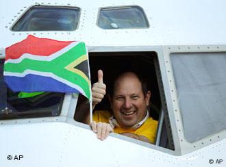 Flugzeugpilot hält südafrikanische Flagge aus dem geöffneten Fensters seines Cockpits (Foto: AP)