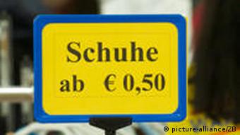 Ein Schild mit der Aufschrift: Schuhe ab 0,50 Euro