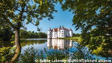 23.07.2013 *** Gluecksburg: Blick ueber den Schlossteich auf das Wasserschloss, Ostseekueste
