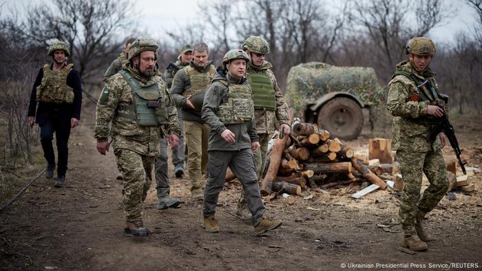 Preşedintele Zelensky (centru) a inspectat frontul din Donbas