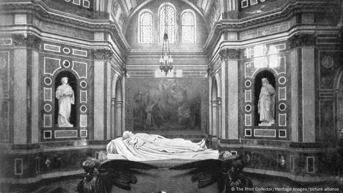 Photo of Royal Mausoleum, tomb surrounded by ornate walls with niches and statues