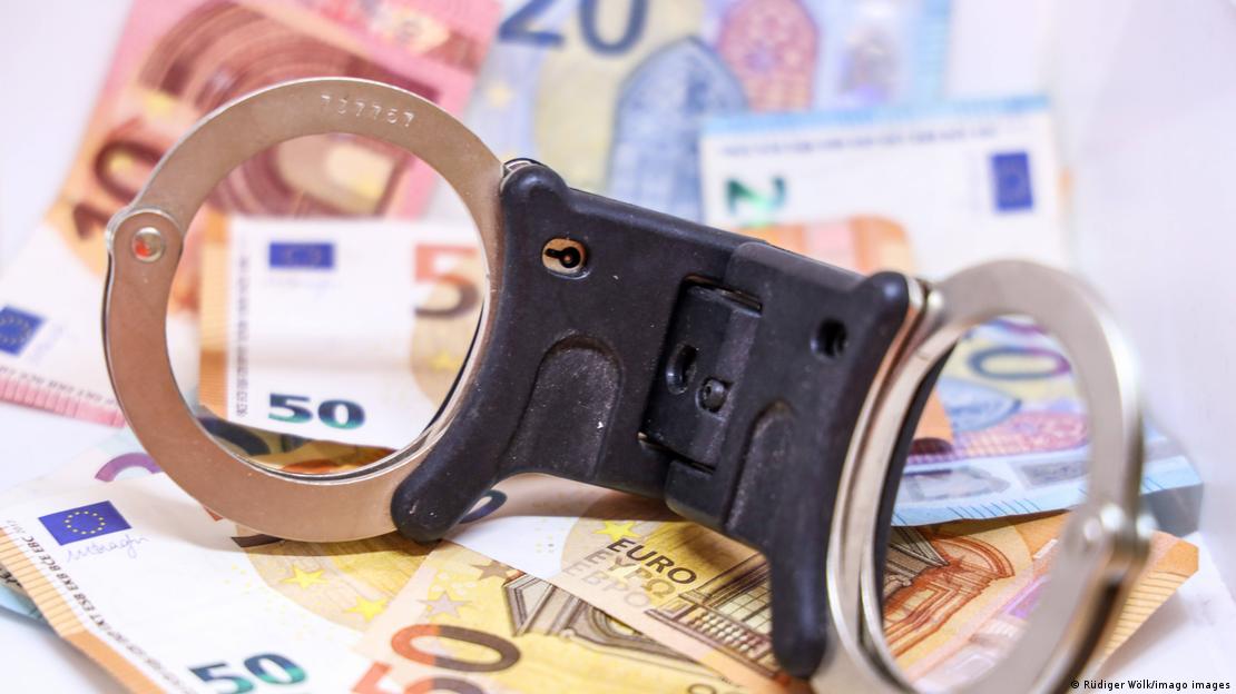 Pamje simbolike e korrupsionit dhe prangat e policisë