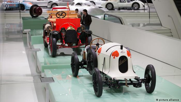 Музей Porsche в Штутгарте. На переднем плане - Austro Daimler ADS R Sascha (1922)