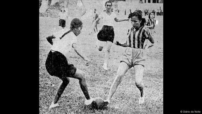 Jogo entre o S.C.Brasileiro e o Valqueire F.C. no campo do Bonsucesso, em maio de 1940
