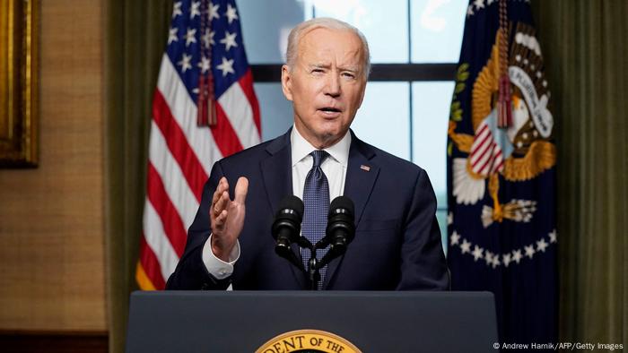 US-Präsident Joe Biden im blauen Anzug, weißem Hemd und Krawatte steht mit geöffneter rechter Hand eindringlich blickend am Rednerpult, im Hintergrund ist die US-amerikanische Flagge zu sehen US-Präsident Joe Biden im blauen Anzug, weißem Hemd und Krawatte steht mit geöffneter rechter Hand eindringlich blickend am Rednerpult, im Hintergrund ist die US-amerikanische Flagge zu sehen