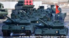 6513052 09.04.2021 T-72B3 battle tanks take part in a rehearsal of the annual Victory Day military parade due to mark the upcoming 76th anniversary of the victory in World War II at Alabino training grounds, Moscow region, Russia. Alexey Maishev / Sputnik