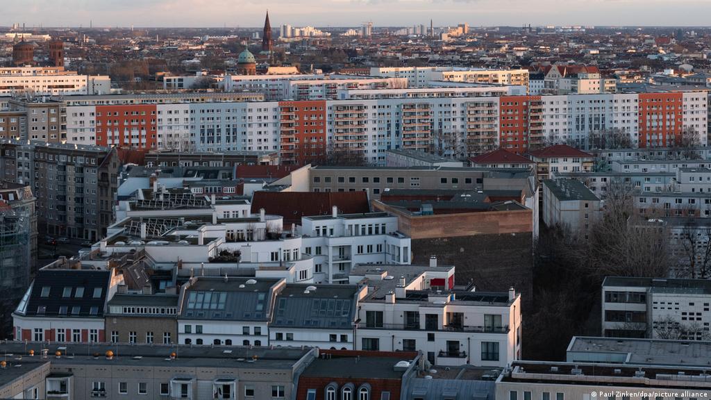 berlin rent cap overturned by germany s top court germany news and in depth reporting from berlin and beyond dw 15 04 2021
