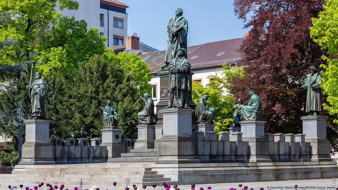Tugu peringatan Martin Luther di kota Worms, Jerman