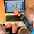 Drei Kinder sitzen vor einem Laptop. Ein Kind zeigt mit dem Finger auf den Bildschirm. (Foto: dpa)