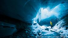 man exploring ice cave in Thrsmˆrk - Iceland Hvolsvˆllur, Iceland PUBLICATIONxINxGERxSUIxAUTxONLY CR_THHE210309B-677009-01 ,model released, Symbolfoto