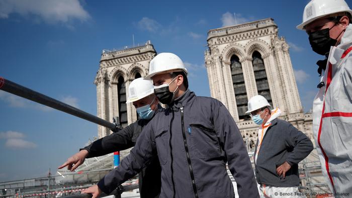 Frankreich Paris | Emmanuel Macron besucht Baustelle von Notre Dame
