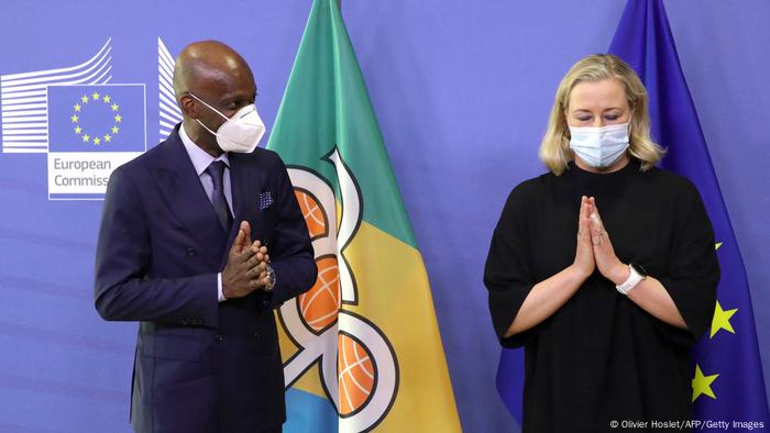 EU-Kommissarin Jutta Urpilainen und der togolesische Außenminister Robert Dussey