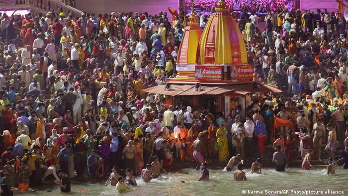 Hindistan'da salgına rağmen, 12 Nisan'daki dini bir kutlama için çok sayıda insan Ganj nehri kenarında bir araya geldi