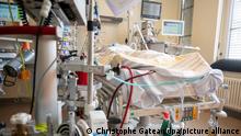 In einem Zimmer der Intensivstation wird ein Patient mit einem schweren Covid-19 Krankheitsverlauf behandelt.