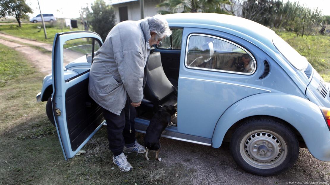 Jose Mujica entra em seu fusca azul Jose Mujica entra em seu fusca azul