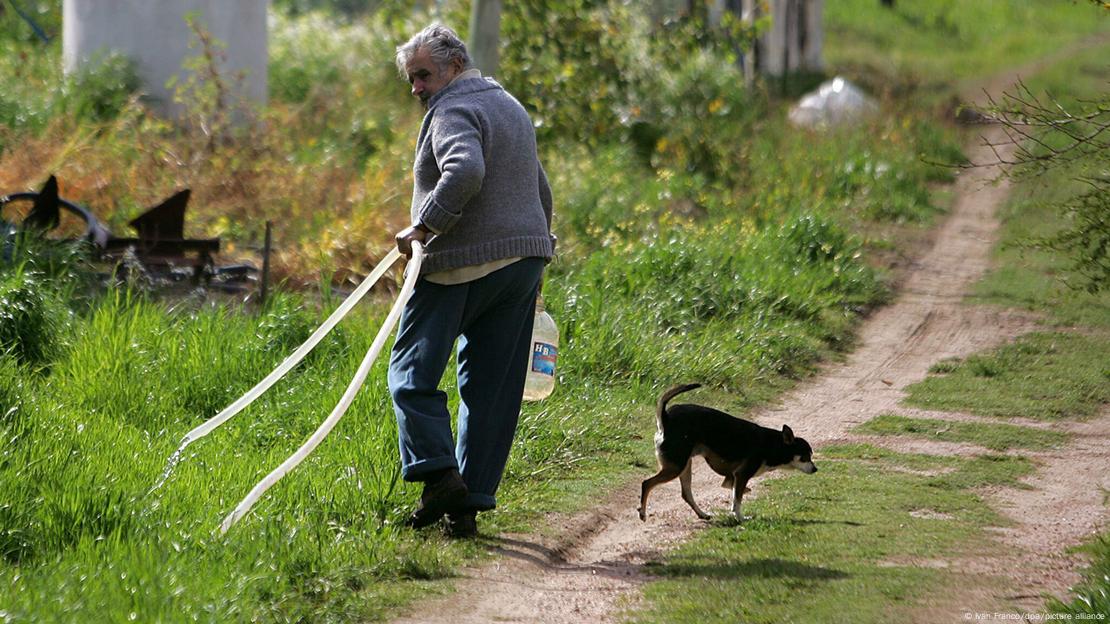 Mujica caminha ao lado de cachorro Mujica caminha ao lado de cachorro