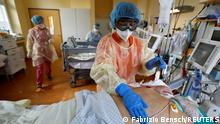 *** Dieses Bild ist fertig zugeschnitten als Social Media Snack (für Facebook, Twitter, Instagram) im Tableau zu finden: Fach „Images“ ***
09.04.21 *** Members of the medical staff in protective suits treat a patient suffering from the coronavirus disease (COVID-19) in the Intensive Care Unit (ICU) at Havelhoehe community hospital in Berlin, Germany, April 9, 2021. REUTERS/Fabrizio Bensch