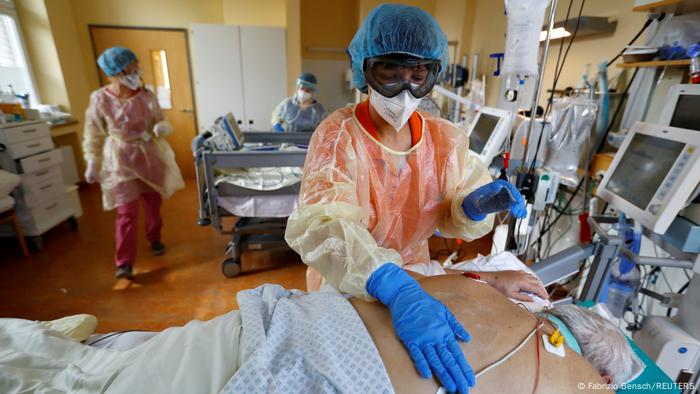 Las posibilidades de sobrevivir aumentan si los pacientes en UCI se acuestan boca abajo.