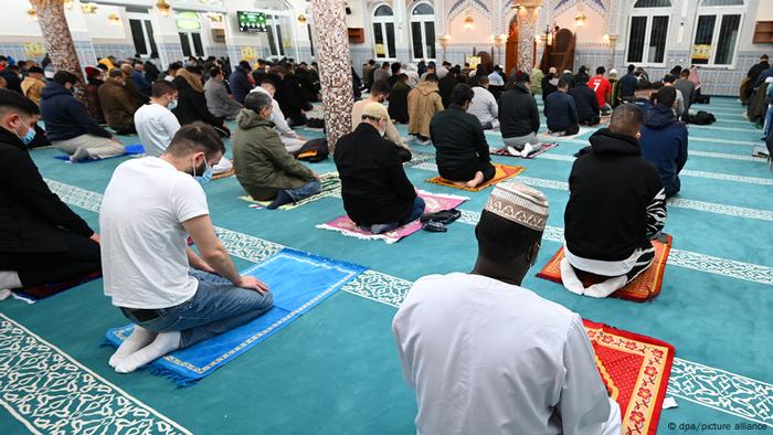 Anbeter, die in einer Frankfurter Moschee beten