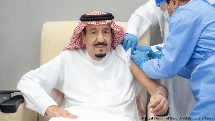 أرشيف: العاهل السعودي سلمان بن عبد العزيز أثناء تلقيحه ضد فيروس كورونا (يناير كانون ثاني 2021)