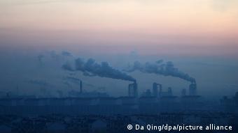 Дым из труб промышленных предприятий в Китае