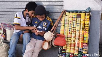 Dos niños en un puesto de venta.