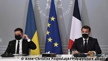 Emmanuel Macron (l), Präsident von Frankreich, und Wolodymyr Selenskyj, Präsident der Ukraine, nehmen gemeinsam an einer Videokonferenz mit Bundeskanzlerin Merkel teil. Gemeinsam wollen sie über die Lage in der Ostukraine sprechen. +++ dpa-Bildfunk +++