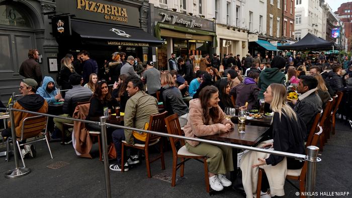 Пълни ресторанти, никакви ограничения: Нормализира ли се животът в Англия?