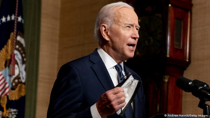 US-Präsident Joe Biden spricht vor einem Rednerpult