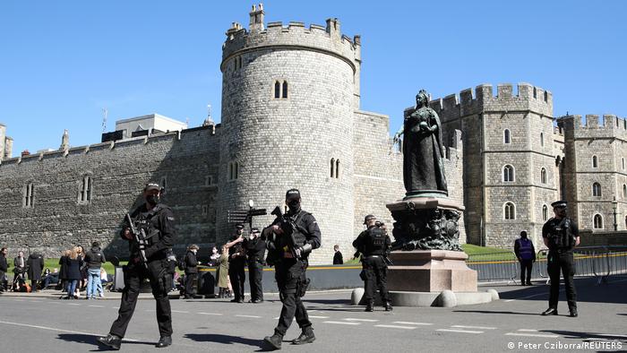 Aziz George Şapeli'nde düzenlenecek ayin öncesinde Windsor Sarayı etrafında yoğun güvenlik önlemleri alındı