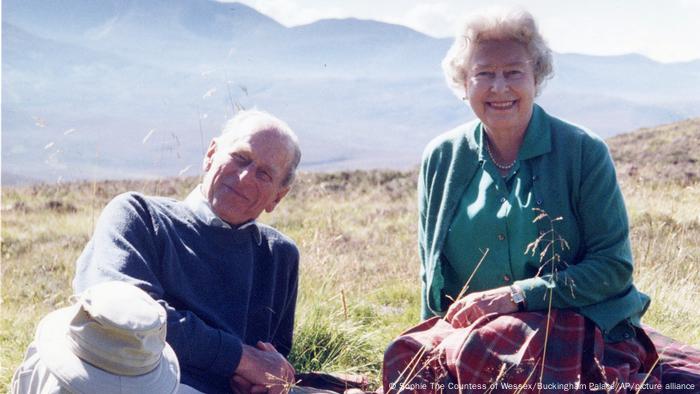 Edinburgh Dükü Prens Philip ve Kraliçe II. Elizabeth, 2003 yılında İskoçya'da bir kır gezisi sırasında dinlenirken