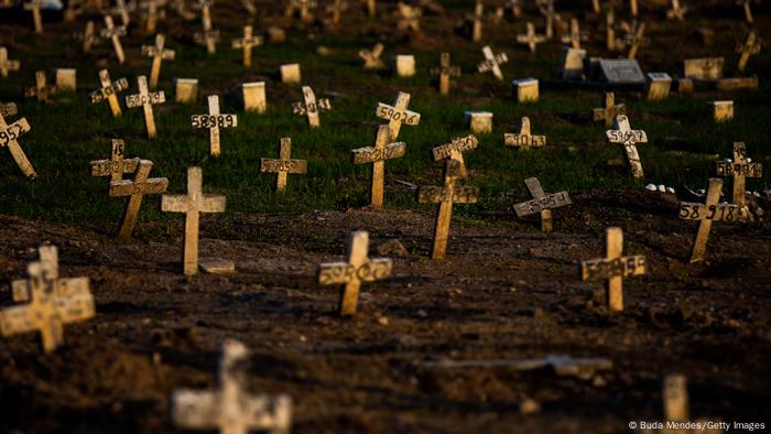 Imagen del cementerio de Caju, en Río de Janeiro, el 24 de marzo pasado, un día después de registrar 3.000 muertes en 24 horas.