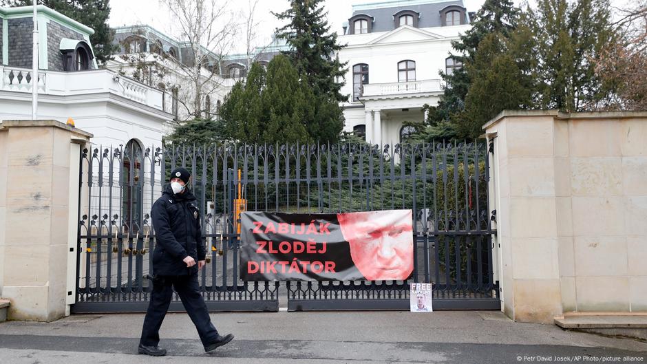 Czech Republic expels 18 Russian Embassy staff over 2014 blast | News | DW | 17.04.2021