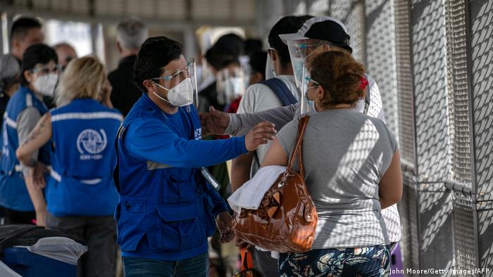 USA/Mexiko: Asylbewerber werden an der Grenze von UN-Mitarbeitern empfangen 